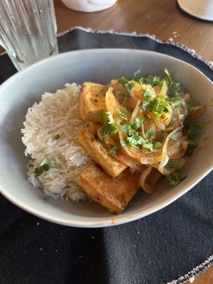 Rice, tofu and onions  at O Porto dos Gatos in Porto