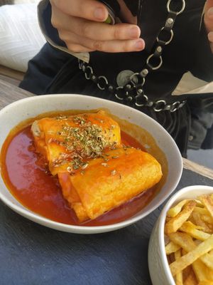 Special hot dog with francesinha sauce at O Porto dos Gatos in Porto