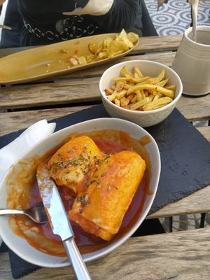 The special hot dog with francesinha comes with a small portion of fries at O Porto dos Gatos in Porto