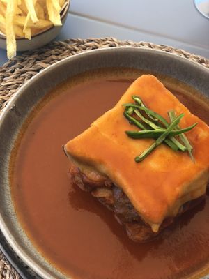 Francesinha Europeu Comum  at O Porto dos Gatos in Porto