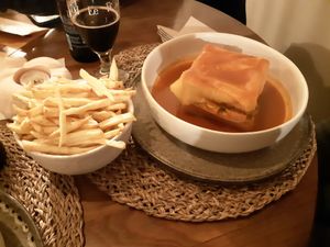 Francesinha at O Porto dos Gatos in Porto