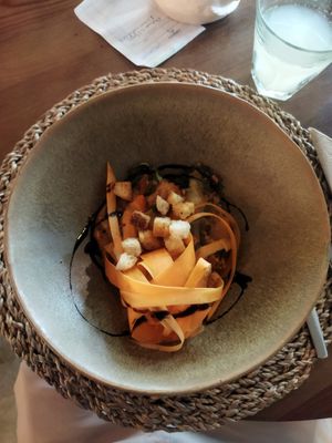 Torta de batata com cenoura, proteína de soja, croutons, queijo at O Porto dos Gatos in Porto