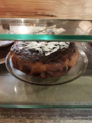 Bolo de coco com ameixa at O Porto dos Gatos in Porto