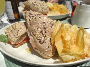 Lunch at O Porto dos Gatos in Porto