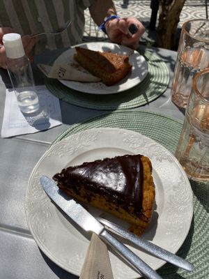 chocolate covered carrot cake and ginger&cinnamon cake  at O Porto dos Gatos in Porto