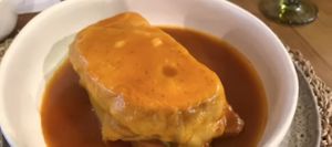 Francesinha sem glúten  #Veganuary at O Porto dos Gatos in Porto