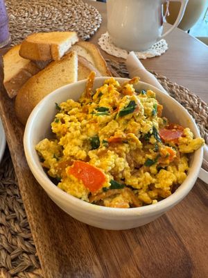 Tofu scramble + GF toast at O Porto dos Gatos in Porto