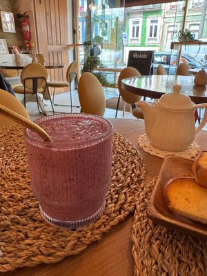 Berry smoothie at O Porto dos Gatos in Porto