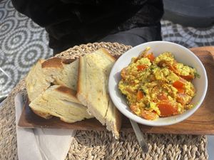 Delicious scrambled tofu with baconn  at O Porto dos Gatos in Porto