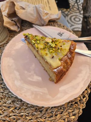 Moist lemon cake with pistachio   at O Porto dos Gatos in Porto