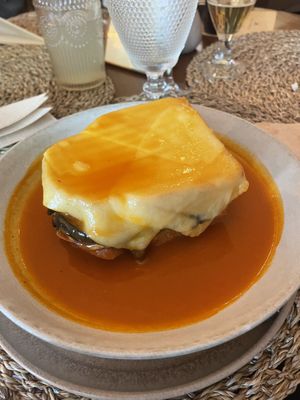 Sphinx francesinha  at O Porto dos Gatos in Porto