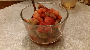 crumble with apple and strawberries at O Porto dos Gatos in Porto