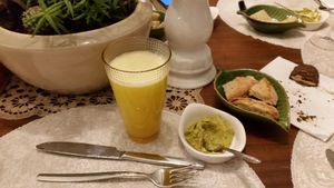 toasts with guacamole humus and pineapple juice at O Porto dos Gatos in Porto