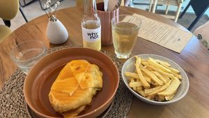   at O Porto dos Gatos in Porto