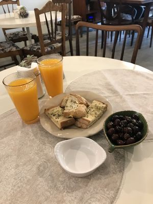 Smoked vegan cheese & garlic bread at O Porto dos Gatos in Porto