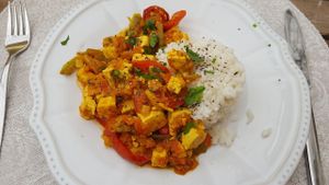 Rice and tofu for lunch at O Porto dos Gatos in Porto