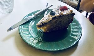 Bolo de frutos vermelhos  at O Porto dos Gatos in Porto