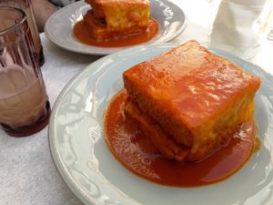 Francesinha at O Porto dos Gatos in Porto