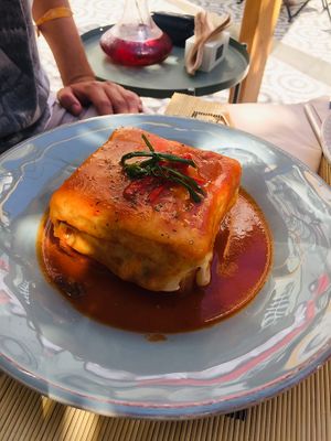 Francesinha at O Porto dos Gatos in Porto