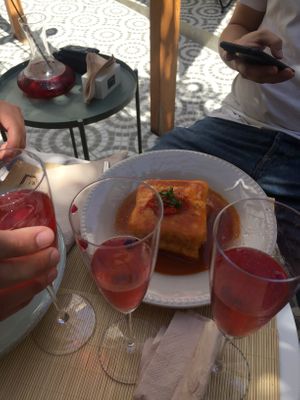 Francesinha com sangria at O Porto dos Gatos in Porto