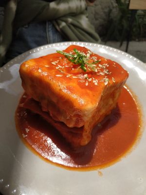 Francesinha at O Porto dos Gatos in Porto