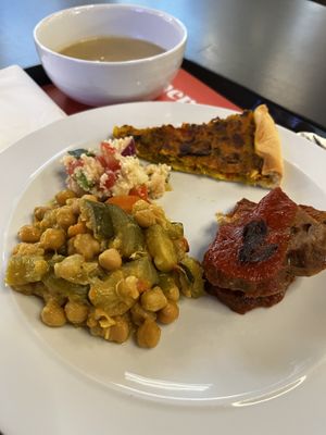 Blumenkohlsuppe, Quiche, Kichererbsen Curry, Home Made Saitan, Bulgur Salat  at DaTerra - Mercado Beira Rio in Vila Nova De Gaia