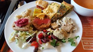 You can take a bit of everything at DaTerra - Mercado Beira Rio in Vila Nova De Gaia