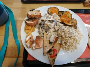 Platos calientes, segunda ronda (repetí hummus y wrap) at DaTerra - Mercado Beira Rio in Vila Nova De Gaia