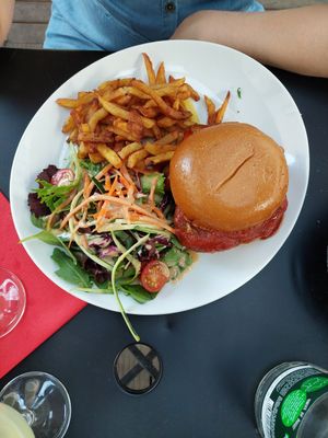 The vegan burger with fries and salad at Le Cul de Poule in Avignon