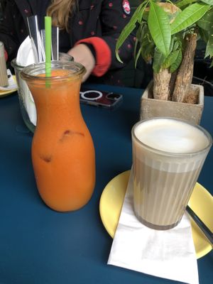 Cold pressed ACE juice and Chai Oat Latte  at Claus Eismanufaktur & Deli in Stuttgart