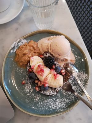 Vegan chocolate banana bread with PB & vegan peanut crunch ice + fresh fruit at Claus Eismanufaktur & Deli in Stuttgart