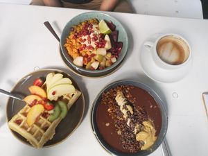 All vegan breakfast: a savory bowl, vegan waffle and vegan Pamela reif smoothie bowl at Claus Eismanufaktur & Deli in Stuttgart
