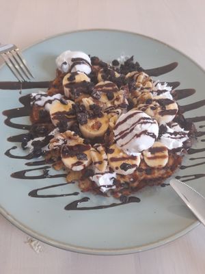 Gofre con plátano, helado, sirope y galleta at Veggie Penguin in Tenerife