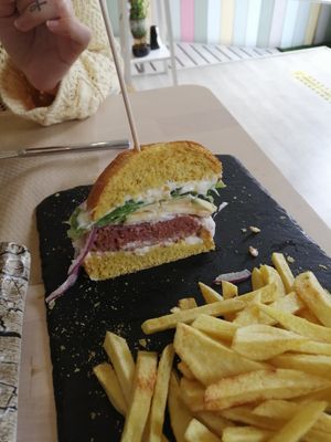 Hamburguesa beyond con manzana at Veggie Penguin in Tenerife