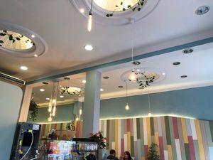 Decoración en tonos pastel y música de ambiente agradable at Veggie Penguin in Tenerife