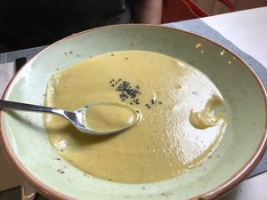 Crema de lentejas rojas y batata at Veggie Penguin in Tenerife