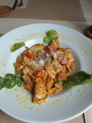 Pasta fresca rellena de nueces y almendras con pesto rojo at Veggie Penguin in Tenerife