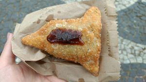 samosas com ervilha, purê de mandioquinha e molho de tamarindo at Brota in Rio De Janeiro