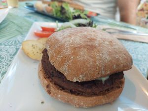 Hamburguesa picante casera de alubias at Kuki's in Viella
