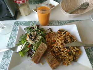 Menu of the day: vegan "paella" pasta and gazpacho at Kuki's in Viella