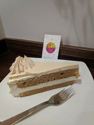 Pastel de chocolate blanco at Freedom Cakes Bakery in Madrid