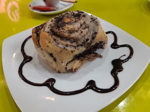 oreo cinnamon roll at Freedom Cakes Bakery in Madrid