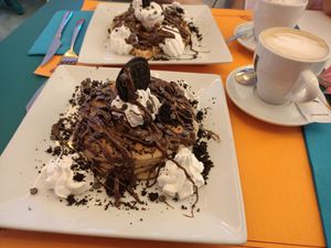 Gofre y pancakes cookies & cream at Freedom Cakes Bakery in Madrid
