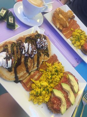 Brunch 1 y 2 (tofu revuelto, bacon, tostada de tomate y aguacate y a elegir croissant, tortitas o gofres) at Freedom Cakes Bakery in Madrid