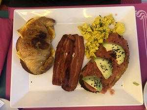 🤟🏾! at Freedom Cakes Bakery in Madrid