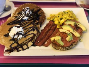 🤟🏾! at Freedom Cakes Bakery in Madrid