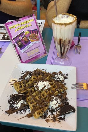 Waffles con chocolate 😍 at Freedom Cakes Bakery in Madrid