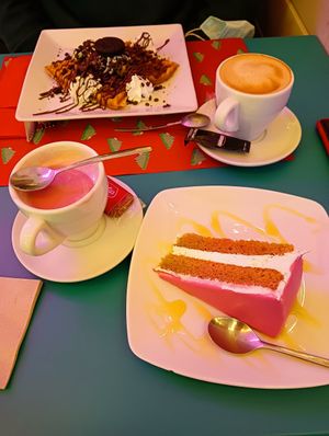 Pantera rosa cake and Oreo waffles  #Veganuary at Freedom Cakes Bakery in Madrid