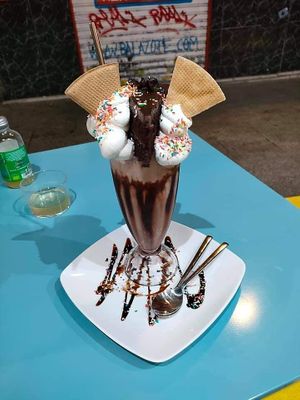 Cup with ice cream and cake at Freedom Cakes Bakery in Madrid