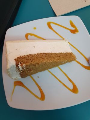 White chocolate cake at Freedom Cakes Bakery in Madrid